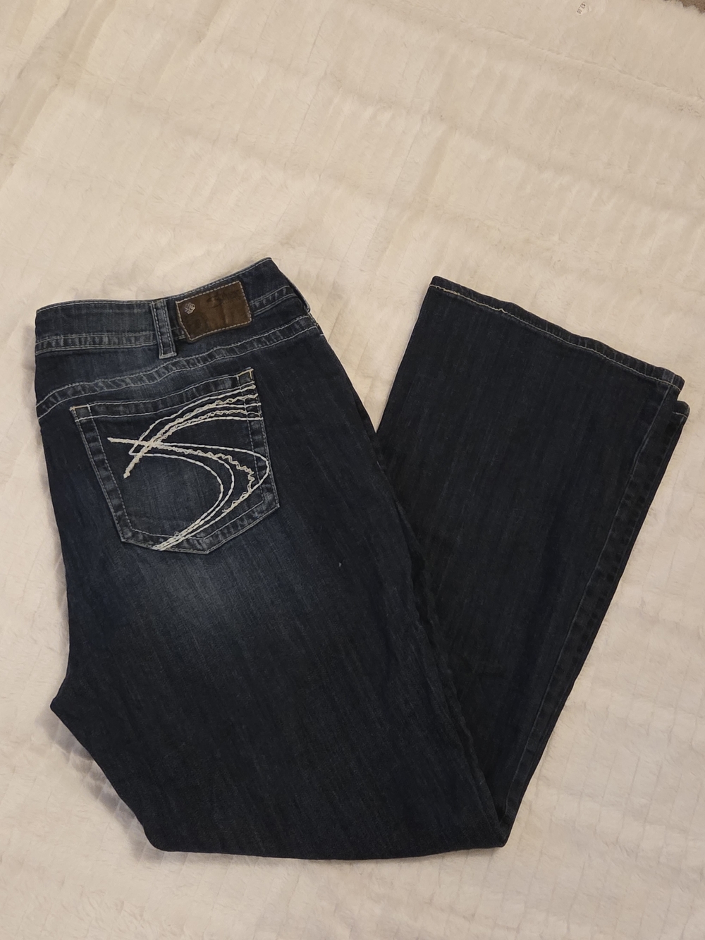 Silver Jeans Dark Blue Women's Bootcut Jeans with Embroidered Back Pocket